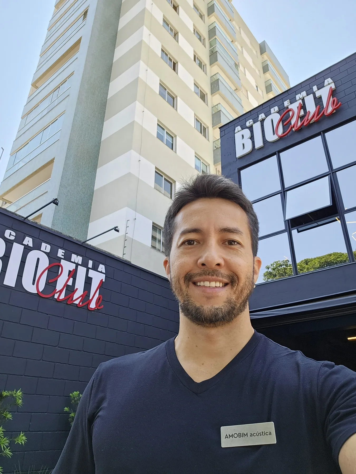 Alex na fachada da academia durante a visita de consultoria acústica.