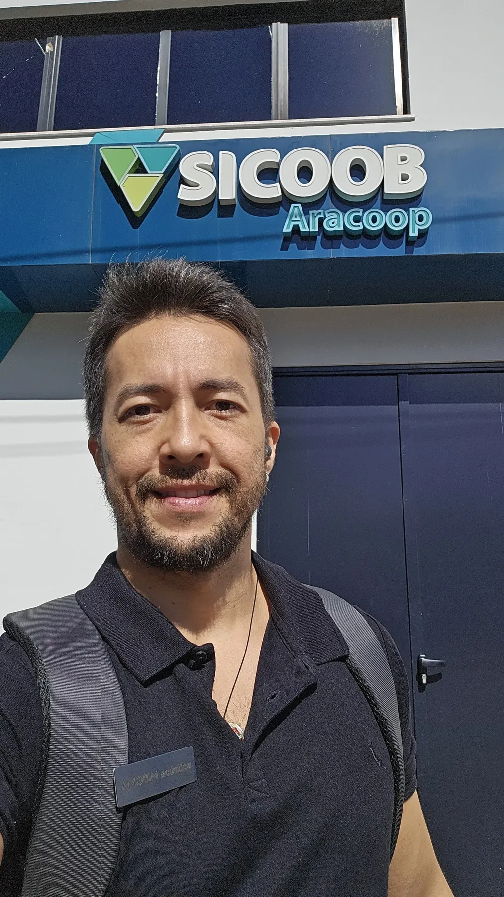 Alex no local do atendimento de consultoria corporativa.