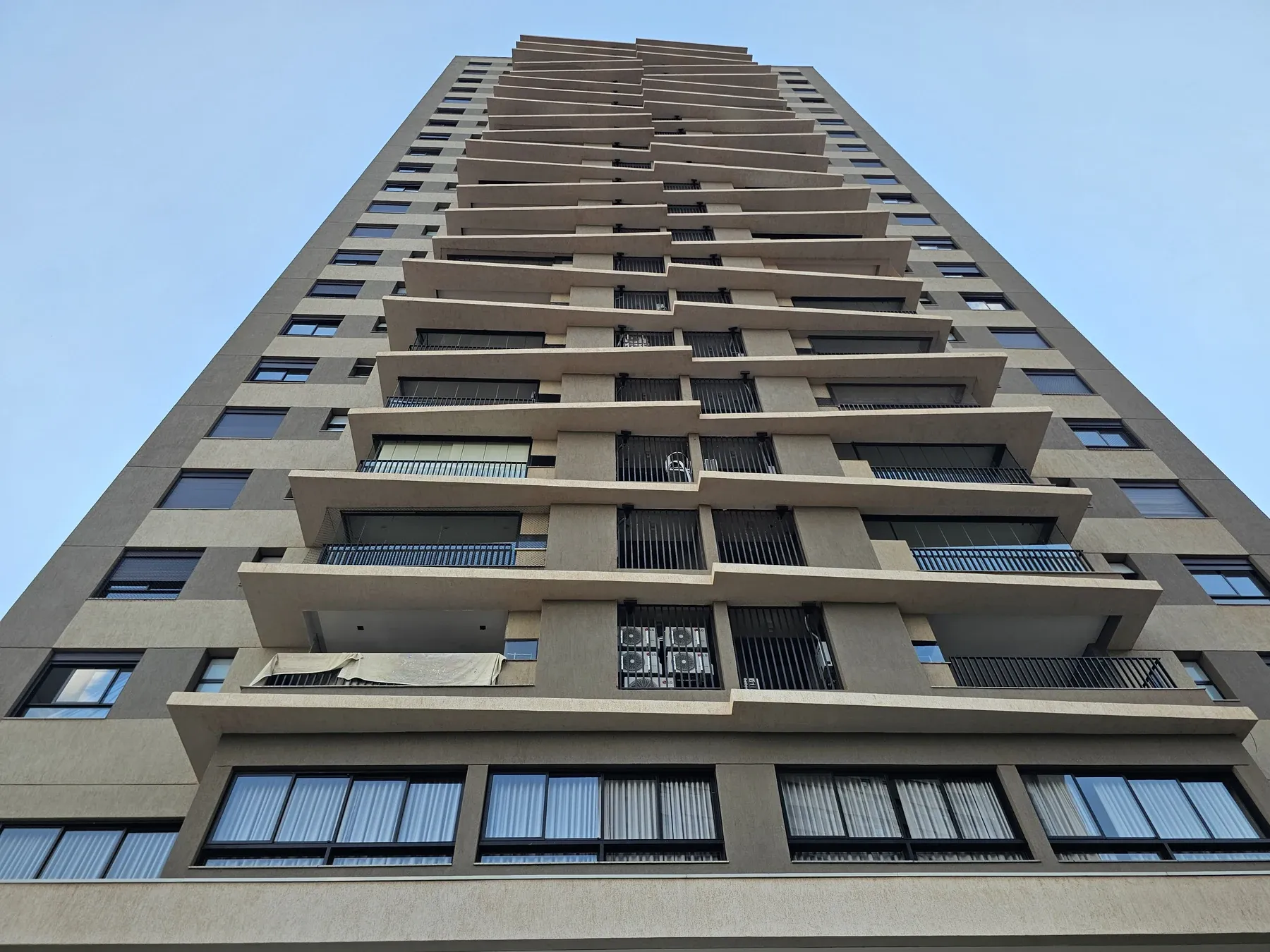 Apartamento: fachada, aberturas e conforto interno