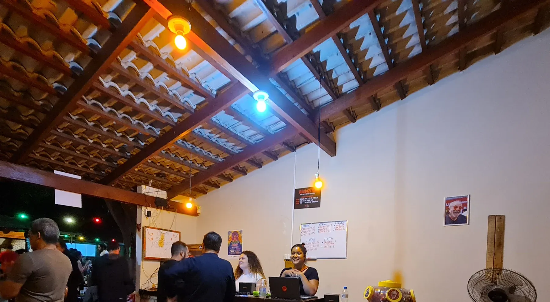 Bar com cobertura de madeira: laudo acústico