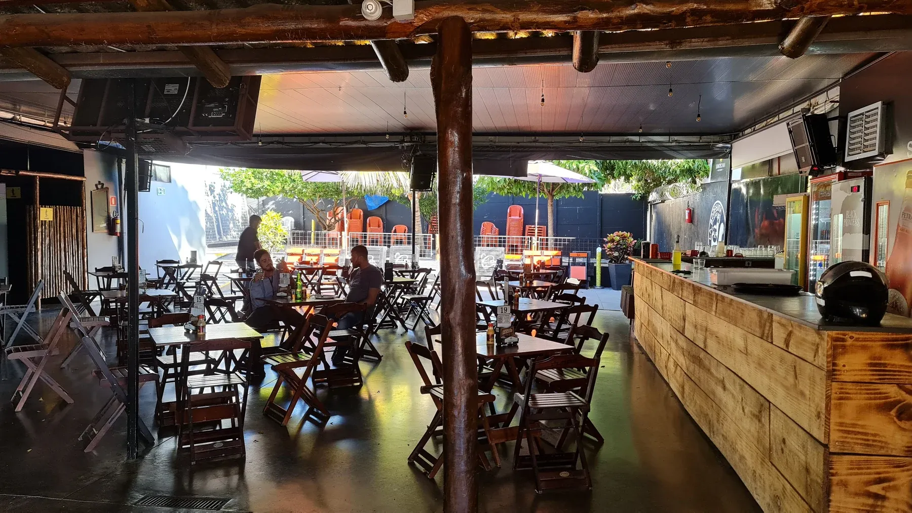 Bar com pátio: consultoria acústica