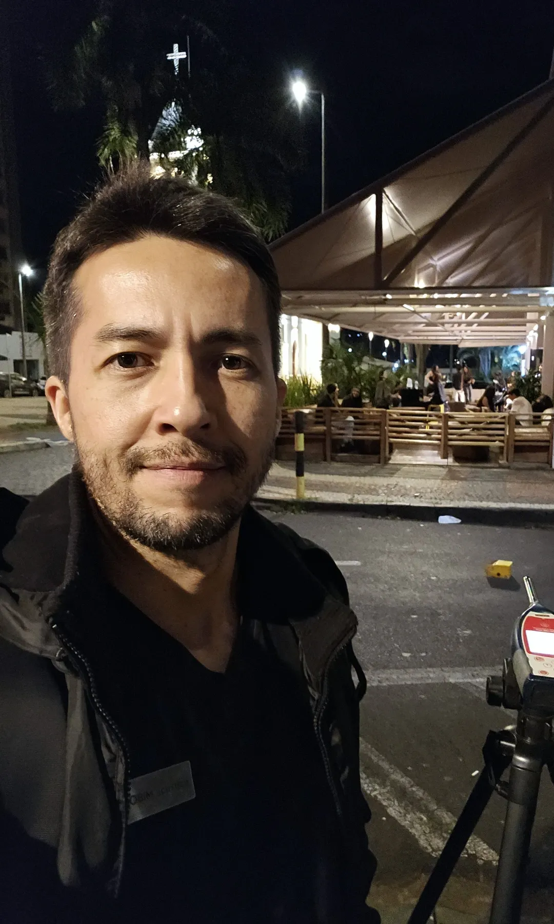 Alex durante a visita técnica noturna à casa de eventos.