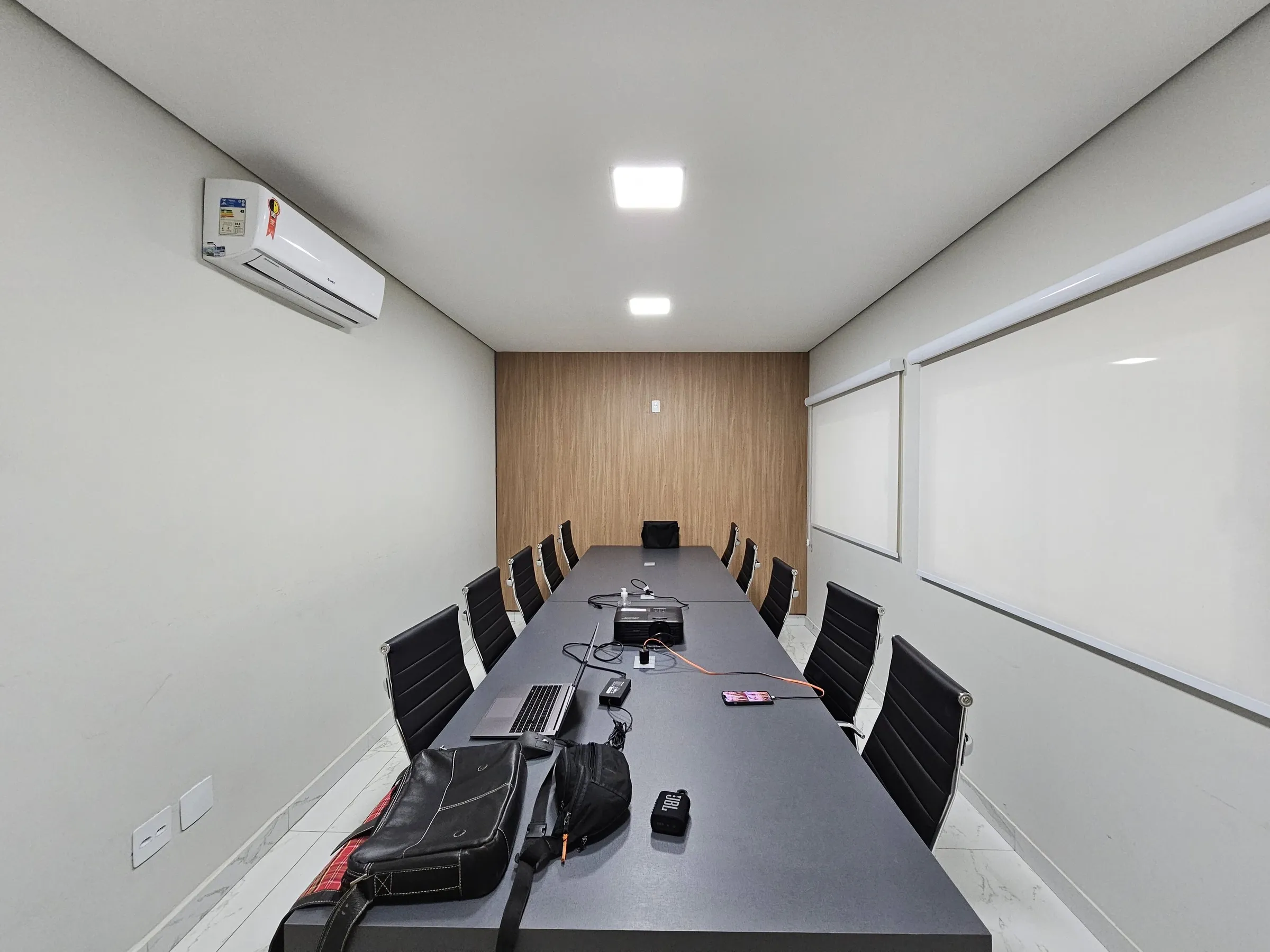 Avaliação de salas de reunião com foco em privacidade, clareza da fala e conforto acústico.