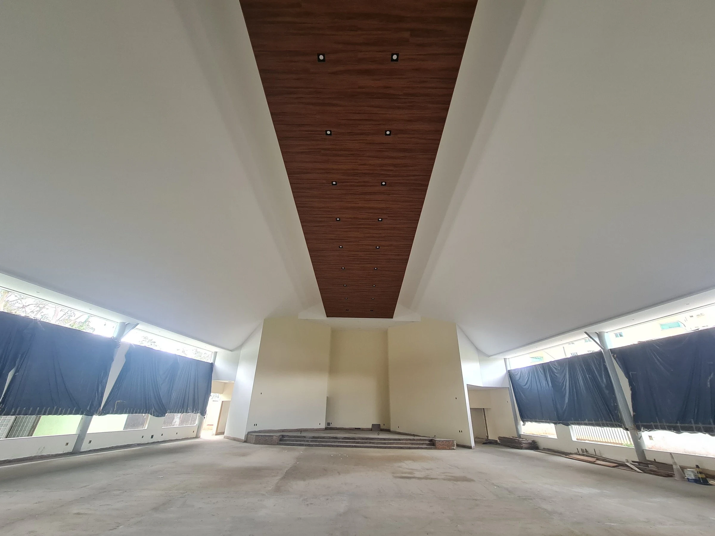 Interior de igreja durante a obra, com teto e nave visíveis