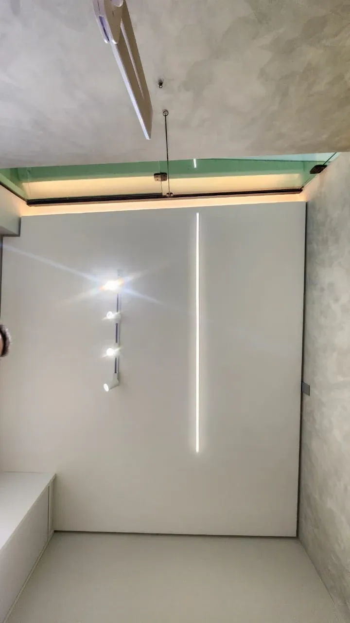 Detalhe da região superior e dos fechamentos do ambiente.