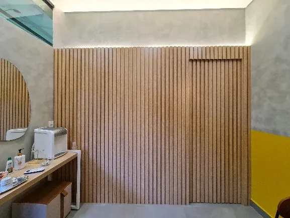 Revestimento e encontro construtivo analisados no atendimento.