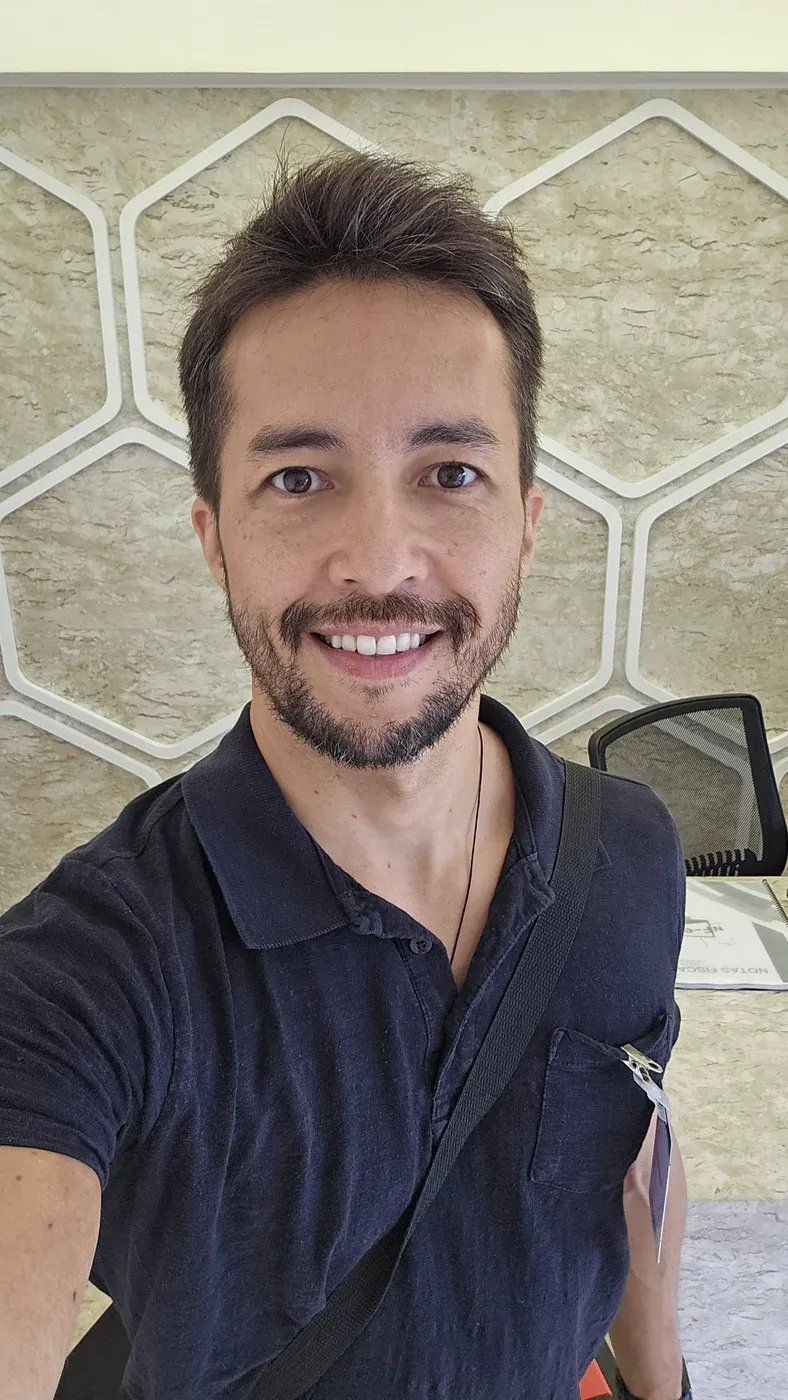 Alex Yogoro durante a visita técnica ao escritório.