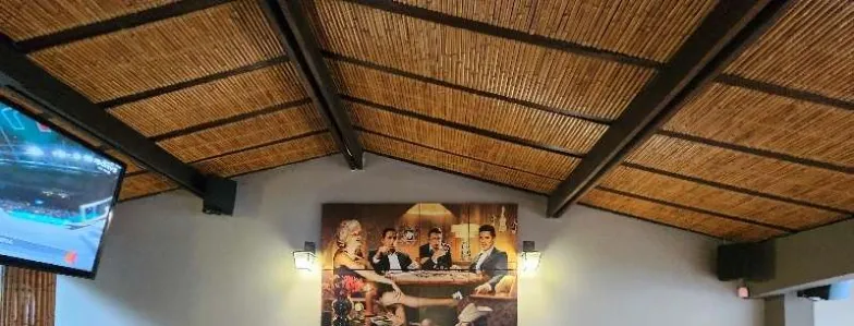 Configuração interna e cobertura do restaurante avaliado.