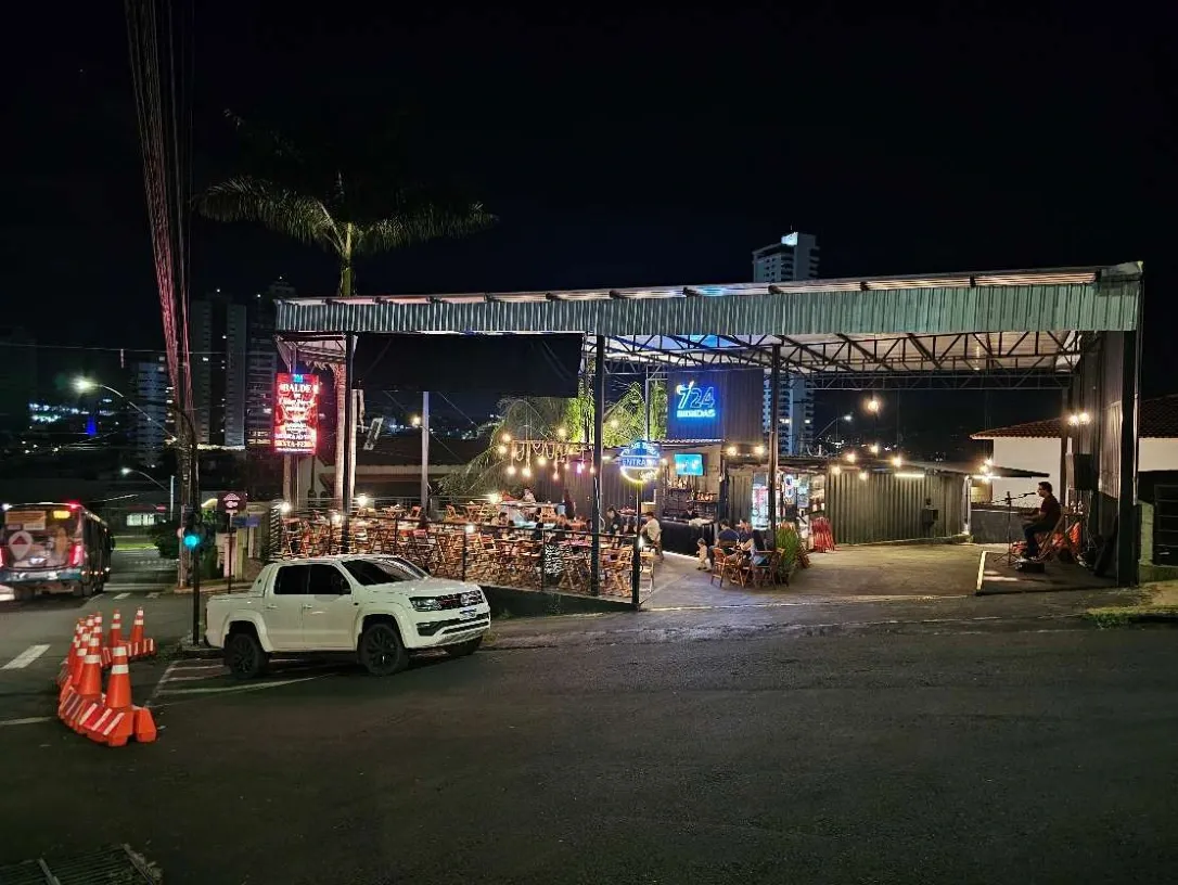 Fachada do estabelecimento e sua relação com a via pública.