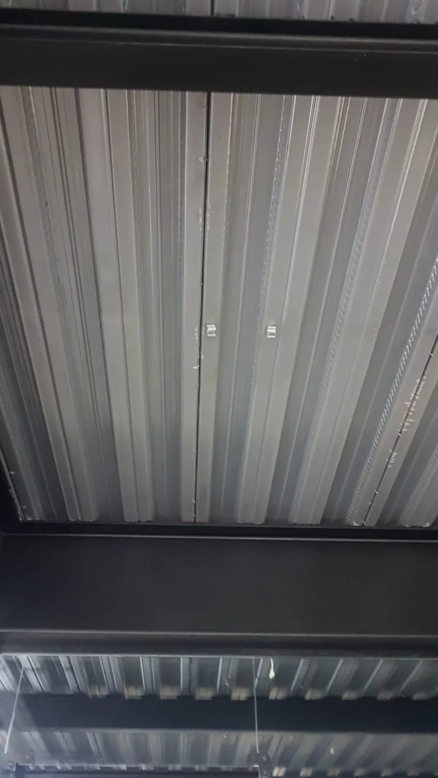 Condições da cobertura e estrutura observadas no local.