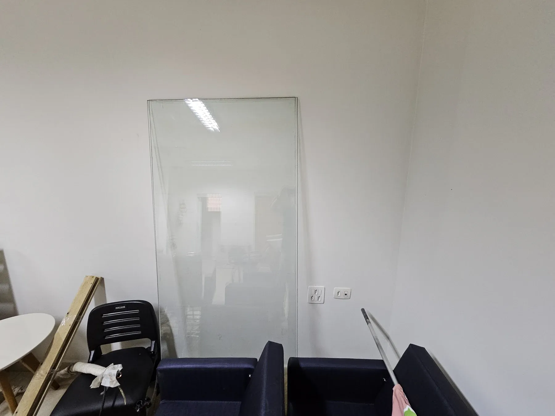 Parede e instalações consideradas na análise de isolamento.