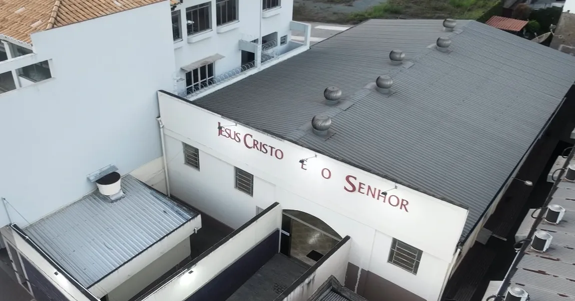 Vista da edificação e de sua cobertura no acervo do levantamento.